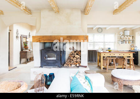 Wohnzimmer und Küche Landhaus Stockfoto