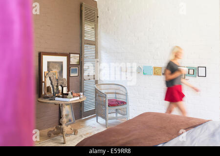 Verschwommene Sicht auf Frau zu Fuß im Schlafzimmer Stockfoto