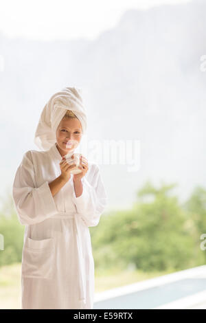 Frau im Bademantel Kaffeetrinken im freien Stockfoto