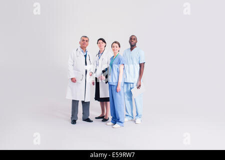 Porträt von zuversichtlich, Ärzten und Krankenschwestern Stockfoto