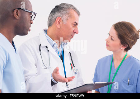 Arzt und Krankenschwestern sprechen Stockfoto