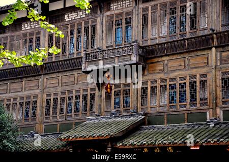 JIE ZI ANCIENT TOWN, CHINA: Eine halbe Fachwerkhaus Gebäude mit hölzernen Gitter Arbeit Fenstern und Balkonen Stockfoto