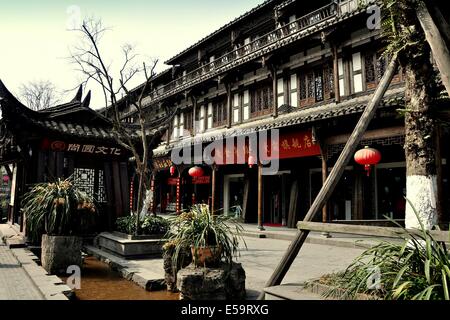 JIE ZI antiken Stadt (SICHUAN), CHINA: Markante Fachwerk und Stuck im chinesischen Stil Gebäude mit Arkaden Stockfoto