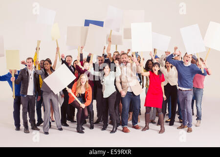 Demonstranten mit Pfostenzeichen Stockfoto