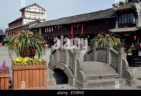 JIE ZI antiken Stadt (SICHUAN), CHINA: Eine kleine Fußgängerbrücke führt in den Jinyu Street-Hauptplatz Stockfoto