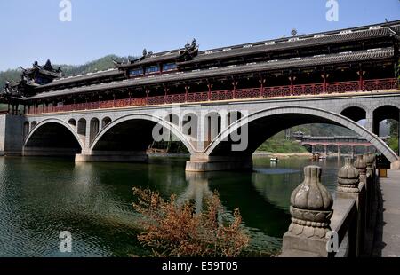 JIE ZI antiken Stadt (SICHUAN), CHINA: Die hübsche Ruilong gedeckte Holzbrücke mit seinen drei großen Spannweiten und dekorativen Dächern Stockfoto