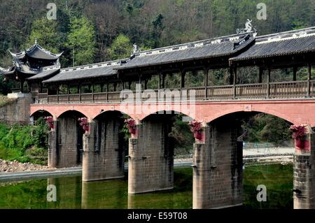 JIE ZI antiken Stadt (SICHUAN), CHINA: Die schöne überdachten Dragon Bridge, treffend benannt für seine Terrakotta-Drachenköpfe Stockfoto