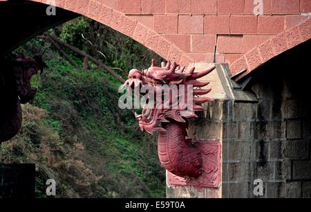 JIE ZI antiken Stadt (SICHUAN), CHINA: Eines der fünf Drachenköpfe verzieren die spannen die treffend benannte Dragon Bridge Stockfoto