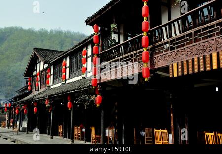 JIE ZI antiken Stadt (SICHUAN), CHINA: Markante Fachwerk und Stuck im chinesischen Stil-Gebäude Stockfoto