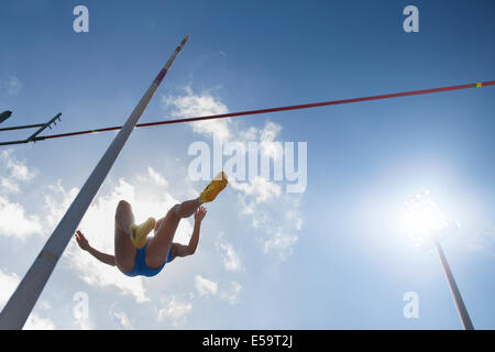 Pfosten Vaulter Clearing bar Stockfoto