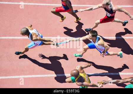 Staffelläufer übergeben Schlagstöcken auf dem richtigen Weg Stockfoto