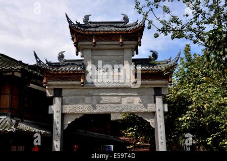 JIEZI ANCIENT TOWN, CHINA: Eines mehrere große zeremonielle Tore mit fliegenden Eave Dächer und Drachenfiguren Stockfoto