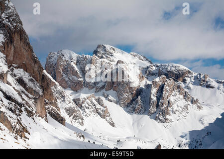 Fermeda Munte Jela Mont De Stevia mit der Geisler Geislerspitzen Hintergrund über Selva Val Gardena Winter Dolomiten winter Stockfoto