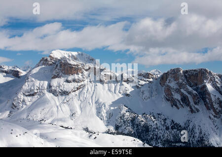 Dramatische Klippen Gesichter Muntejela Mont De Stevia über Selva Val Gardena Winter Dolomiten winter Stockfoto