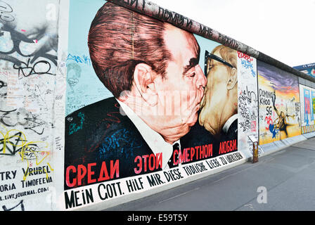 Deutschland, Berlin: Berühmte "Bruder Kuss" in der ehemaligen Mauer und Actural East Side Gallery Stockfoto