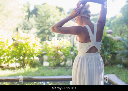 Binden ihr Haar im freien Frau Stockfoto