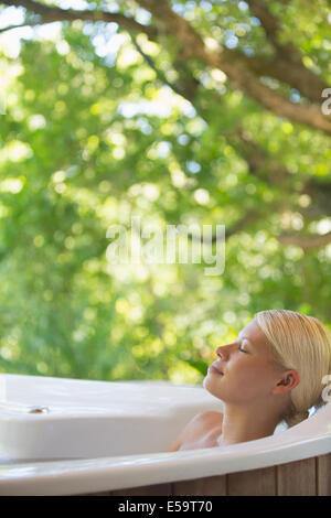 Frau im Whirlpool entspannen Stockfoto