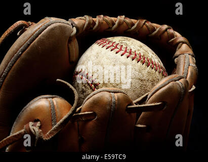 Alten Baseball in braunem Leder-Handschuh oder Handschuh getragen Stockfoto