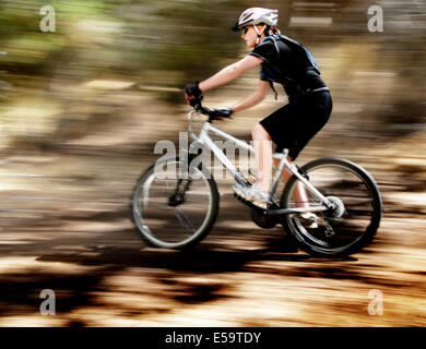 Junge Frau Reiten Mountain-Bike in der Wildnis Stockfoto