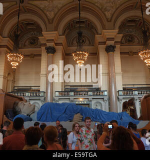 Liverpool, Vereinigtes Königreich. 24. Juli 2014. Oma Riesen schlafen innen Str. Georges Hall, Liverpool am letzten Abend vor ihr zu Fuß im Zentrum von Liverpool. Die Riesen zurück nach Liverpool und sind die Schaffung von französischen Straße Theatergruppe "Royal de Luxe". Es ist Großmutter Giants UK premier. Die Riesen treten in "Erinnerungen an August 1914" Geschichten von Verwandten zum 100 Jahre Jubiläum des Beginns der Weltkrieg I. Credit: Paul Quayle/Alamy Live News Stockfoto