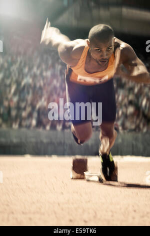 Läufer vom Startblock auf dem richtigen Weg Stockfoto