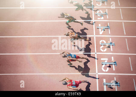 Läufer von Startblöcken auf dem richtigen Weg Stockfoto