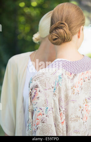 Frauen reden im freien Stockfoto