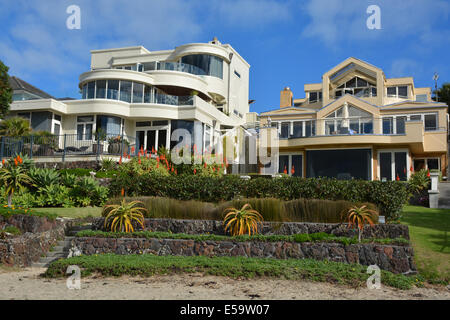 Moderne Strandvillen in Takapuna Beach, Auckland, Neuseeland Stockfoto