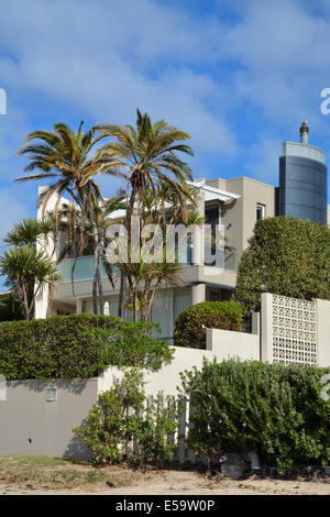 Große moderne Strandvilla in Takapuna Beach, Auckland, Neuseeland Stockfoto