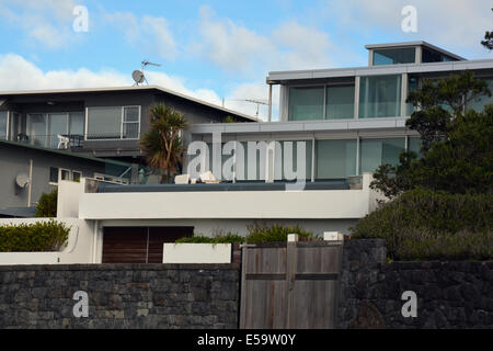 Moderne Strandvillen in Takapuna Beach, Auckland, Neuseeland Stockfoto