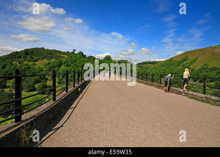 Wanderer und Radfahrer auf Grabstein Viadukt auf der Monsal Trail, Derbyshire, Peak District National Park, England, UK. Stockfoto