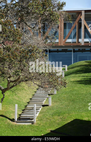Außentreppen verbinden Takapuna Beach mit Terrasse eine gehobene Unterkunft, Auckland, Neuseeland Stockfoto