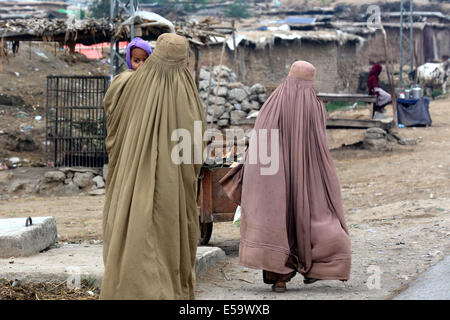 Afghanische Flüchtlingsfrauen mit ihren Kindern in einem Flüchtlingslager in Islamabad, Pakistan Stockfoto