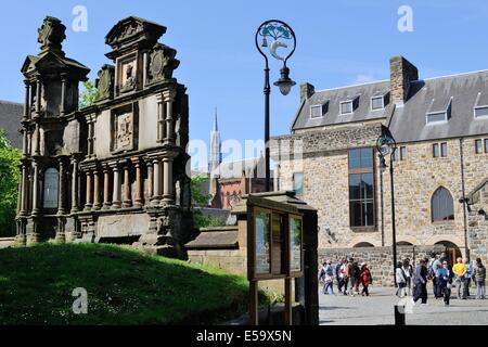 Touristen treffen sich am Cathedral Square, der Necropolis und dem Museum für religiöse Kunst und Leben in Glasgow, Schottland, Großbritannien, Europa Stockfoto