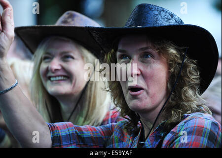 Lšrrach, Deutschland. 24. Juli 2014. Fans bei einem live-Konzert der deutschen Rock band The BossHoss bei Stimmen (Stimmen)-Musik-Festival in Lšrrach, Deutschland. Foto: Miroslav Dakov / Alamy Live News Stockfoto