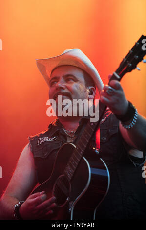 Lšrrach, Deutschland. 24. Juli 2014. Malcolm ãHank WilliamsonÒ Arison vom deutschen Rock-Band The Boss Hoss tritt beim Stimmen (Stimmen) Music Festival in Lšrrach, Deutschland. Foto: Miroslav Dakov / Alamy Live News Stockfoto