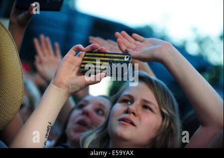 Lšrrach, Deutschland. 24. Juli 2014. Fan-Aufnahme mit ihr Handy während des Konzerts der Deutschrock band The Boss Hoss bei Stimmen (Stimmen)-Musik-Festival in Lšrrach, Deutschland. Foto: Miroslav Dakov / Alamy Live News Stockfoto