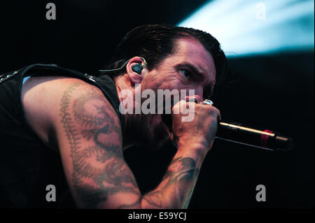 Lšrrach, Deutschland. 24. Juli 2014. Alec ãBoss BurnsÒ Všlkel (Gesang) vom deutschen Rock-Band The BossHoss tritt beim Stimmen (Stimmen) Music Festival in Lšrrach, Deutschland. Foto: Miroslav Dakov / Alamy Live News Stockfoto