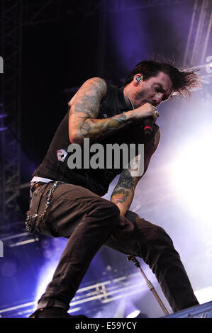 Lšrrach, Deutschland. 24. Juli 2014. Alec ãBoss BurnsÒ Všlkel (Gesang) vom deutschen Rock-Band The BossHoss tritt beim Stimmen (Stimmen) Music Festival in Lšrrach, Deutschland. Foto: Miroslav Dakov / Alamy Live News Stockfoto