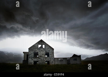 Verlassenes Haus unter stürmischen Himmel - Dagverdara, Snaefellsnes Halbinsel - West Island Stockfoto