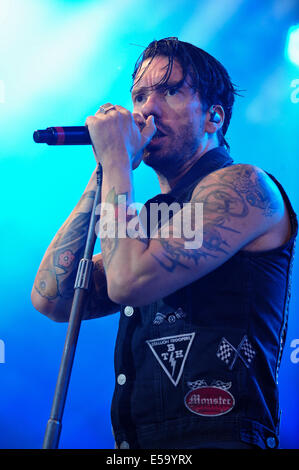 Lšrrach, Deutschland. 24. Juli 2014. Alec ãBoss BurnsÒ Všlkel (Gesang) vom deutschen Rock-Band The BossHoss tritt beim Stimmen (Stimmen) Music Festival in Lšrrach, Deutschland. Foto: Miroslav Dakov / Alamy Live News Stockfoto