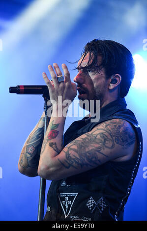 Lšrrach, Deutschland. 24. Juli 2014. Alec ãBoss BurnsÒ Všlkel (Gesang) vom deutschen Rock-Band The BossHoss tritt beim Stimmen (Stimmen) Music Festival in Lšrrach, Deutschland. Foto: Miroslav Dakov / Alamy Live News Stockfoto