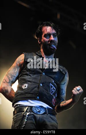 Lšrrach, Deutschland. 24. Juli 2014. Alec ãBoss BurnsÒ Všlkel von Deutschrock band The BossHoss bei Stimmen (Stimmen)-Musik-Festival in Lšrrach, Deutschland. Foto: Miroslav Dakov / Alamy Live News Stockfoto