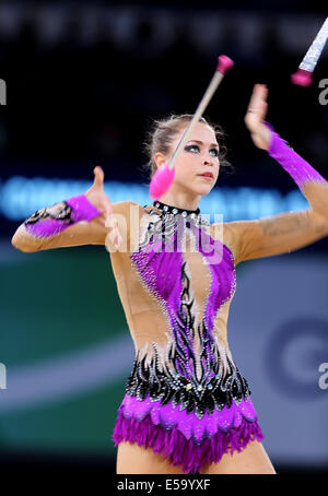 Glasgow, Schottland. 24. Juli 2014. Francesca Jones of Wales tritt während der Vereine-Wettbewerb des Team Final und individuelle Qualifizierung der rhythmischen Gymnastik an die Commonwealth-Spiele 2014 Glasgow in Glasgow, Schottland, 24. Juli 2014. Kanada gewann die Goldmedaille mit einem total 141.450. Wales und Malaysia gewann jeweils die silberne und Bronze-Medaille. © Han Yan/Xinhua/Alamy Live Neukredite: Han Yan/Xinhua/Alamy Live-Nachrichten Stockfoto