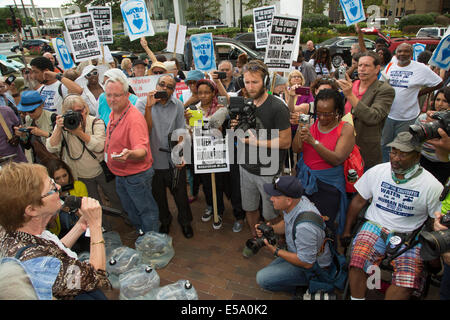 Detroit, Michigan USA - eine Delegation aus Kanada geliefert Wasser nach Detroit als Protest gegen die Stadt Wasser Absperrungen. Wie er versucht, vor dem Bankrott zu erholen, fährt die Stadt aus Wasser, Zehntausende Einwohner leben in Armut, wer hinter auf ihre Rechnungen. Maude Barlow (links), nationale Vorsitzende des Rates der Kanadier gehörte der Delegation. Stockfoto