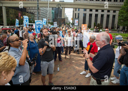 Detroit, Michigan USA - eine Delegation aus Kanada geliefert Wasser nach Detroit als Protest gegen die Stadt Wasser Absperrungen. Wie er versucht, vor dem Bankrott zu erholen, fährt die Stadt aus Wasser, Zehntausende Einwohner leben in Armut, wer hinter auf ihre Rechnungen. Paul Moist (rechts), nationaler Präsident der Canadian Union der öffentlichen Angestellten, war Teil der Delegation. Stockfoto