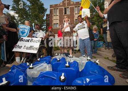 Detroit, Michigan USA - eine Delegation aus Kanada geliefert Wasser nach Detroit als Protest gegen die Stadt Wasser Absperrungen. Wie er versucht, vor dem Bankrott zu erholen, fährt die Stadt aus Wasser, Zehntausende Einwohner leben in Armut, wer hinter auf ihre Rechnungen. Maude Barlow (sprechend), nationale Vorsitzende des Rates der Kanadier ans Wasser St. Peter es Episcopal Church, einer der Websites, die Aktivisten eingerichtet, wo Bewohner gehen können um Wasser holen, wenn ihr Dienst ausgeschaltet wurde. Stockfoto