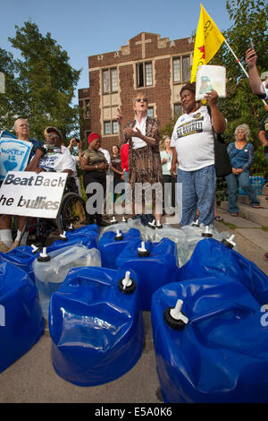 Detroit, Michigan USA - eine Delegation aus Kanada geliefert Wasser nach Detroit als Protest gegen die Stadt Wasser Absperrungen. Wie er versucht, vor dem Bankrott zu erholen, fährt die Stadt aus Wasser, Zehntausende Einwohner leben in Armut, wer hinter auf ihre Rechnungen. Maude Barlow (sprechend), nationale Vorsitzende des Rates der Kanadier ans Wasser St. Peter es Episcopal Church, einer der Websites, die Aktivisten eingerichtet, wo Bewohner gehen können um Wasser holen, wenn ihr Dienst ausgeschaltet wurde. Stockfoto