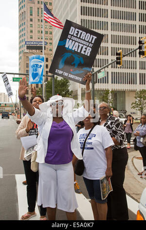 Detroit, Michigan USA - eine Delegation aus Kanada geliefert Wasser nach Detroit als Protest gegen die Stadt Wasser Absperrungen. Wie er versucht, vor dem Bankrott zu erholen, fährt die Stadt aus Wasser, Zehntausende Einwohner leben in Armut, wer hinter auf ihre Rechnungen. Eine Detroit Frau begrüßt die Delegation, wie sie in der Stadt ankommen. Stockfoto