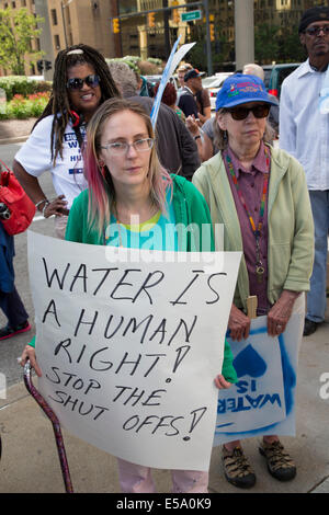 Detroit, Michigan USA - eine Delegation aus Kanada geliefert Wasser nach Detroit als Protest gegen die Stadt Wasser Absperrungen. Wie er versucht, vor dem Bankrott zu erholen, fährt die Stadt aus Wasser, Zehntausende Einwohner leben in Armut, wer hinter auf ihre Rechnungen. Stockfoto